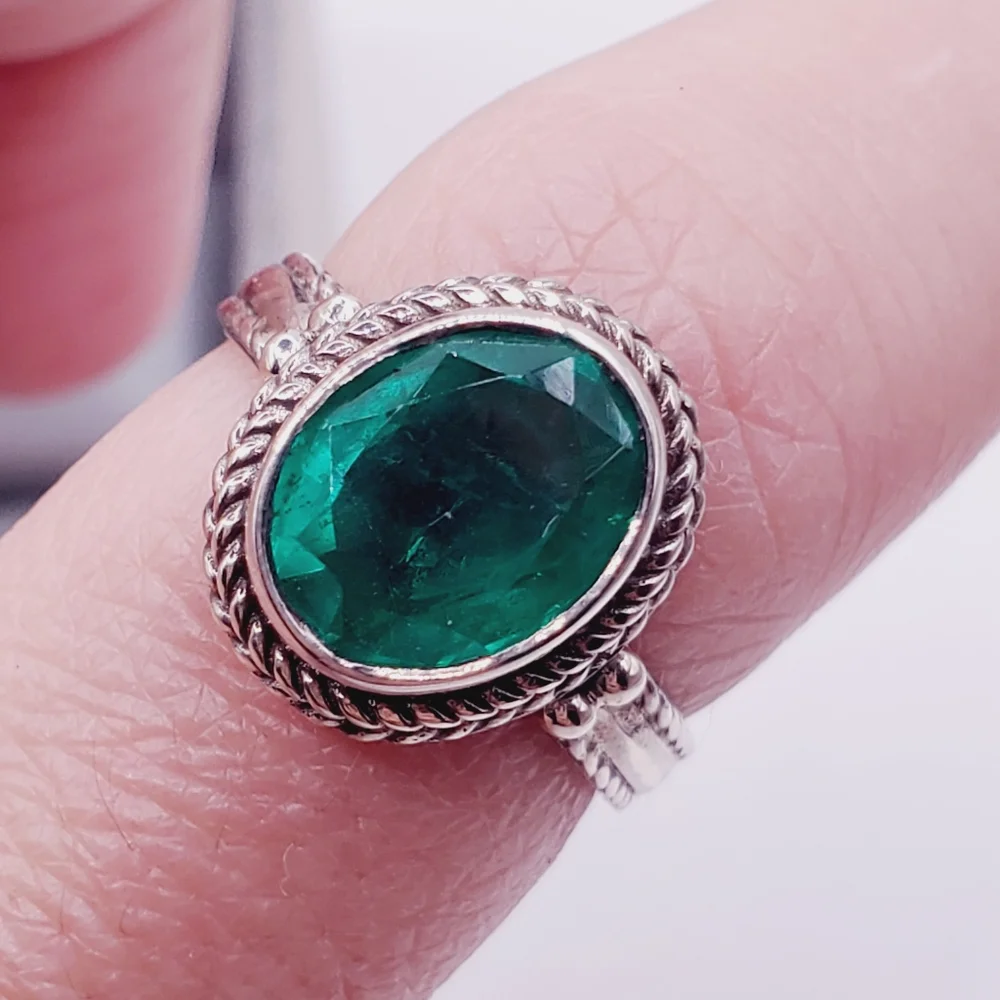 Oval Emerald Green Quartz & 925 Sterling Silver Bezel Set - Rope Design Ring